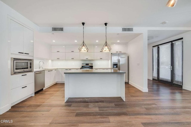 kitchen with visible vents, modern cabinets, and stainless steel appliances