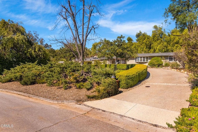 view of front facade with driveway