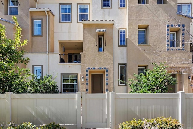 exterior space featuring a fenced front yard