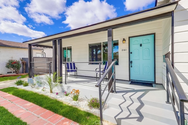 property entrance featuring a porch