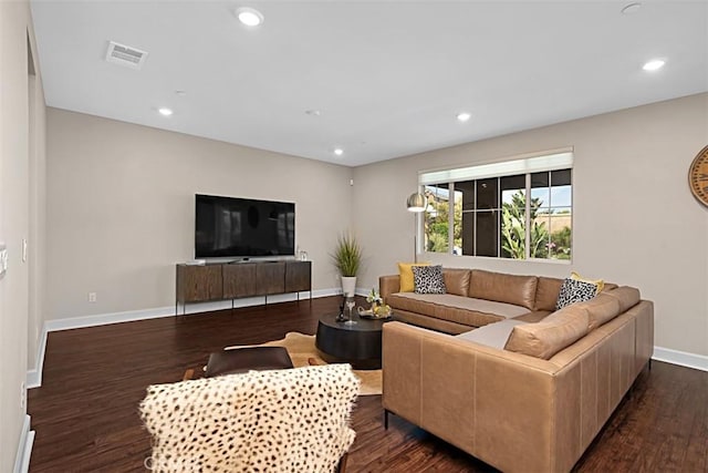 living area featuring dark wood-style floors, recessed lighting, visible vents, and baseboards