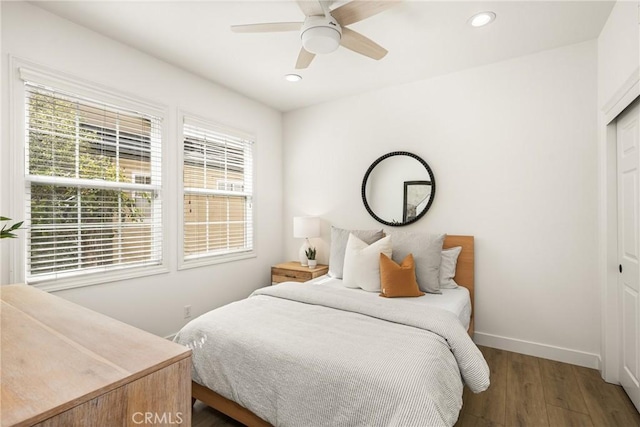 bedroom with ceiling fan, recessed lighting, wood finished floors, baseboards, and a closet