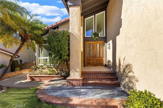 entrance to property with stucco siding