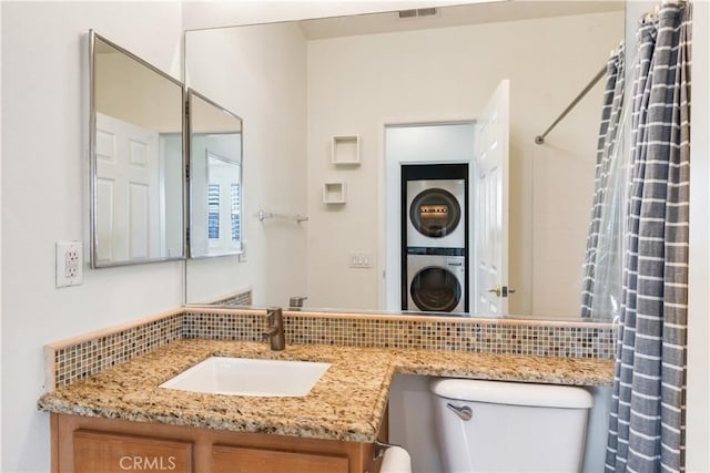 bathroom featuring tasteful backsplash, stacked washer / drying machine, visible vents, toilet, and a shower with curtain