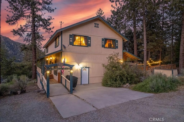 view of front of property with driveway