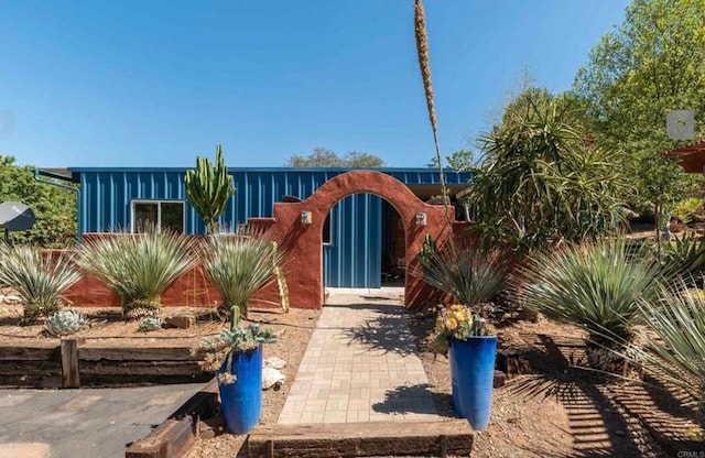 view of front of property featuring a gate