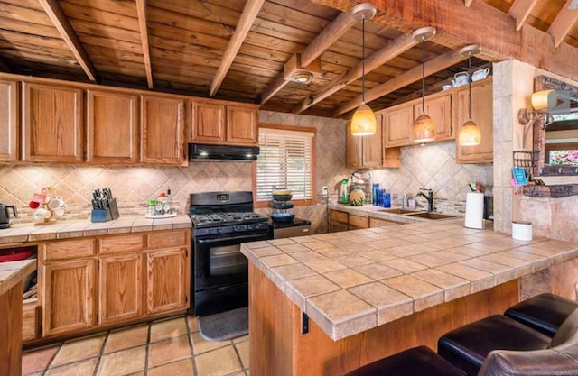 kitchen with backsplash, black range with gas stovetop, a sink, a peninsula, and under cabinet range hood