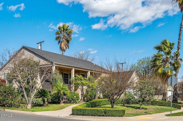 view of front of property featuring a front yard and stucco siding