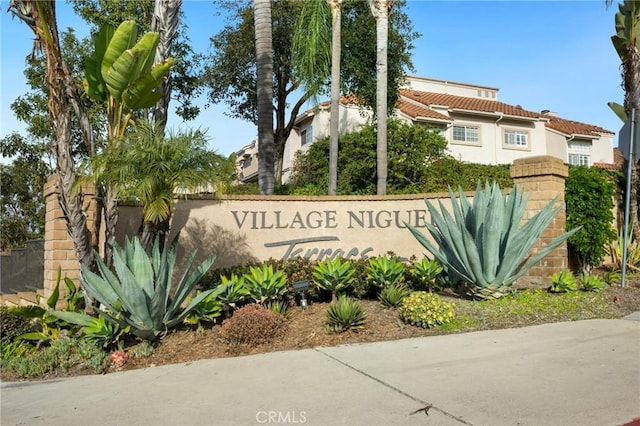 view of community / neighborhood sign