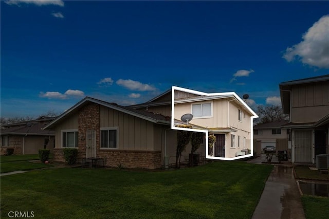 view of front of home with brick siding and a front yard