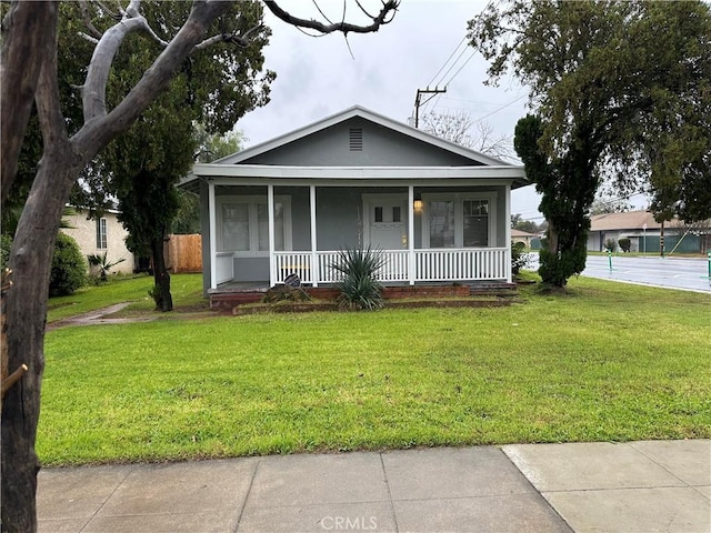 view of front facade featuring a front yard