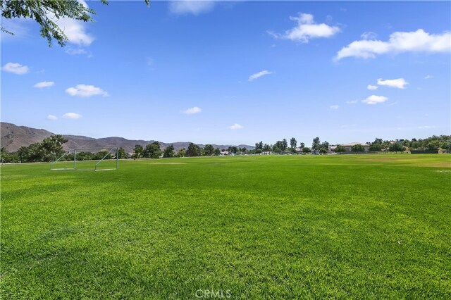 view of yard featuring a mountain view