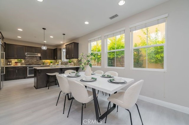 dining space featuring recessed lighting, visible vents, light wood finished floors, and baseboards