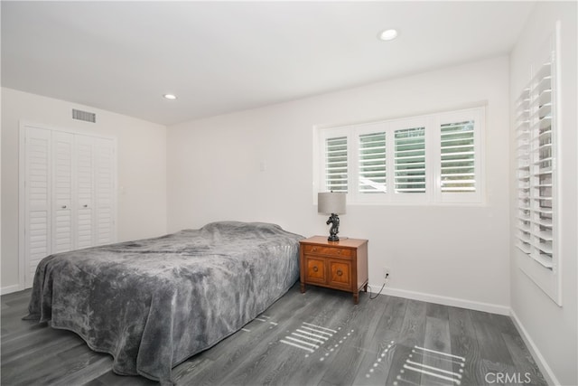 bedroom featuring recessed lighting, wood finished floors, visible vents, baseboards, and a closet