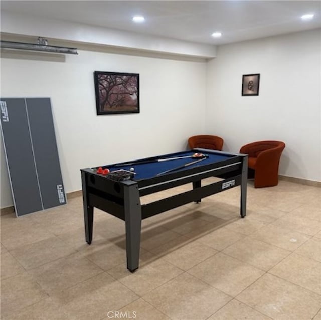 recreation room featuring recessed lighting and baseboards