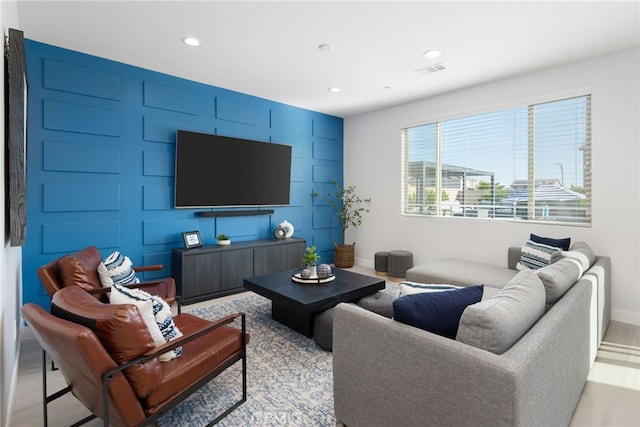 living area featuring light wood finished floors, baseboards, visible vents, and recessed lighting