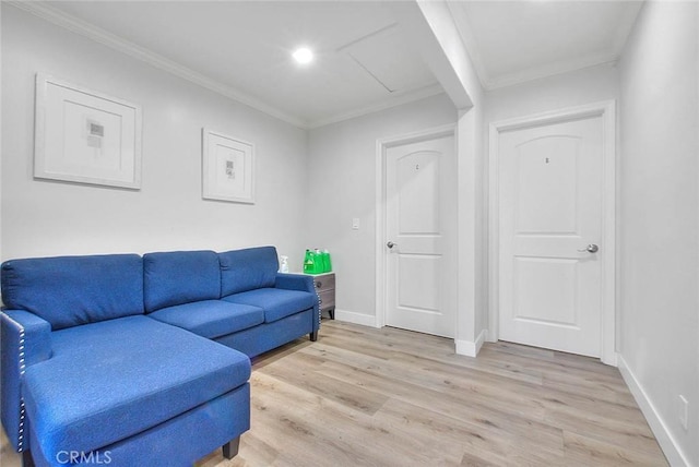 living area featuring light wood finished floors, baseboards, and crown molding