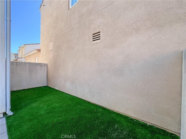 view of yard featuring a balcony