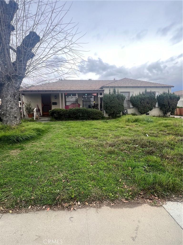 view of front of property featuring a front yard and stucco siding