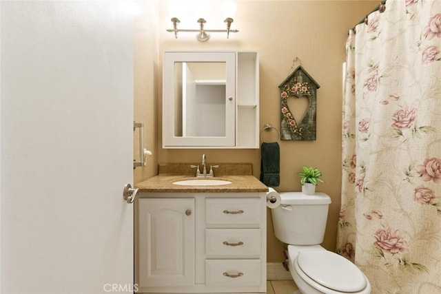 bathroom with a shower with curtain, vanity, and toilet