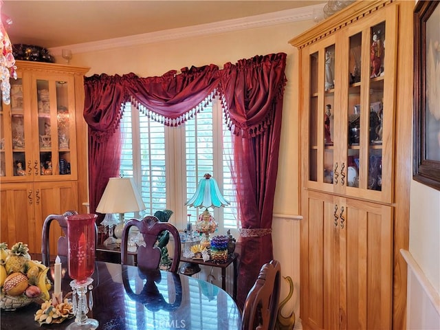 dining space with ornamental molding