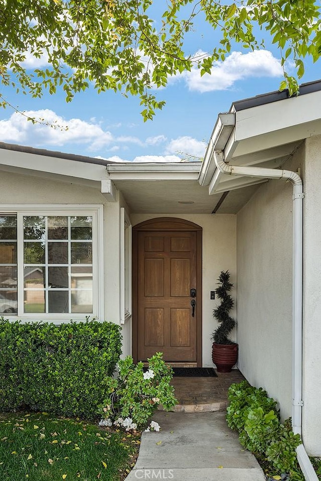 view of exterior entry with stucco siding