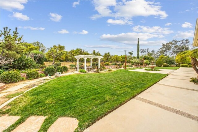 view of yard featuring a pergola