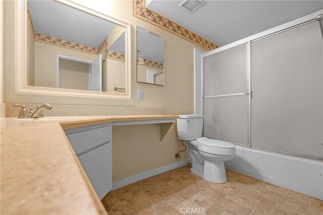 full bathroom featuring bath / shower combo with glass door, visible vents, toilet, vanity, and baseboards