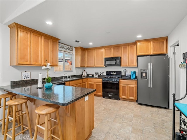 kitchen with recessed lighting, visible vents, a sink, a peninsula, and black appliances