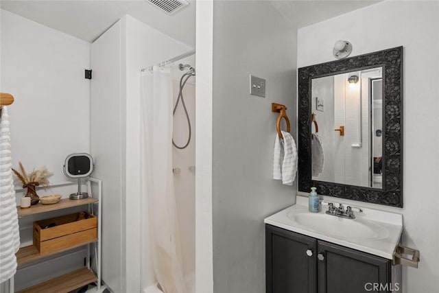 full bath with visible vents, curtained shower, and vanity