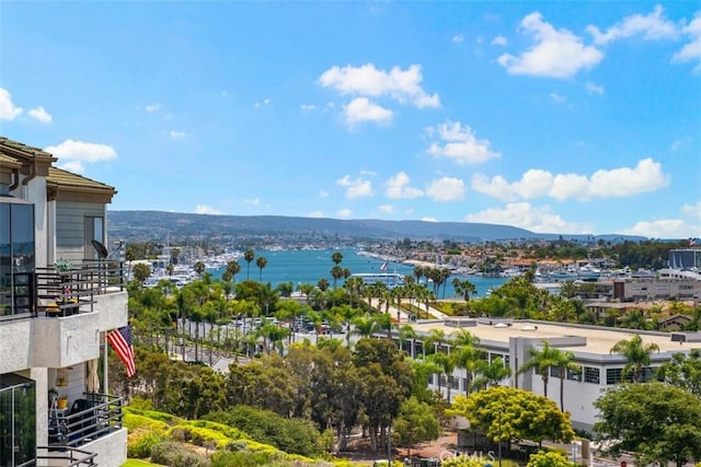 water view with a mountain view