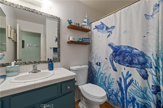 full bathroom featuring toilet, a shower with curtain, decorative backsplash, and vanity