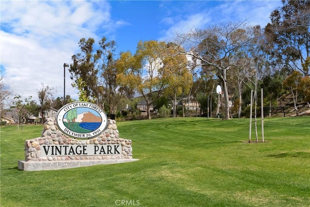 view of property's community featuring a yard