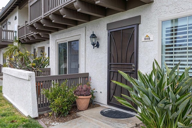 property entrance featuring stucco siding