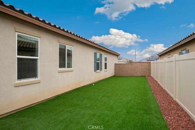 view of yard featuring a fenced backyard