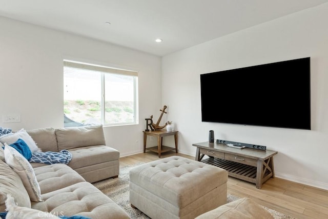 living area featuring light wood-type flooring, baseboards, and recessed lighting