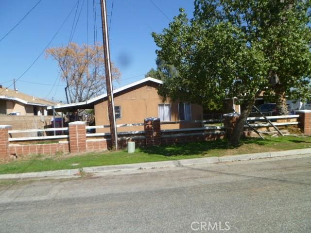 view of front of property featuring a fenced front yard