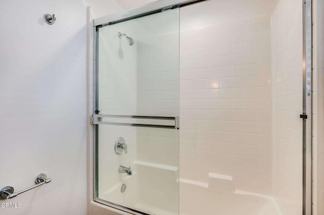 bathroom with enclosed tub / shower combo