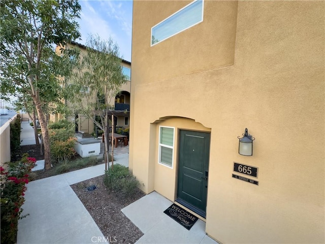 view of exterior entry featuring stucco siding