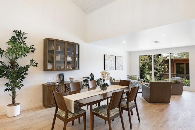 dining room featuring light wood-style flooring, recessed lighting, visible vents, and baseboards