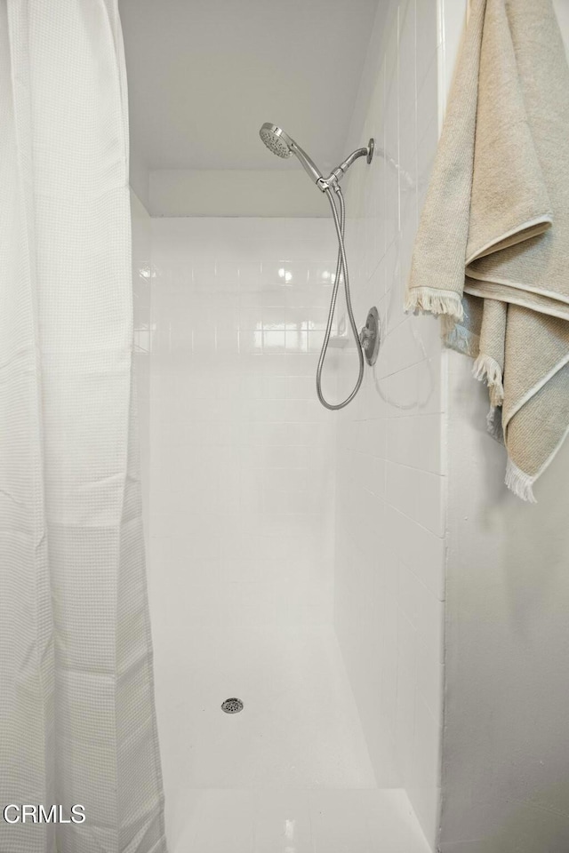 bathroom featuring a tile shower