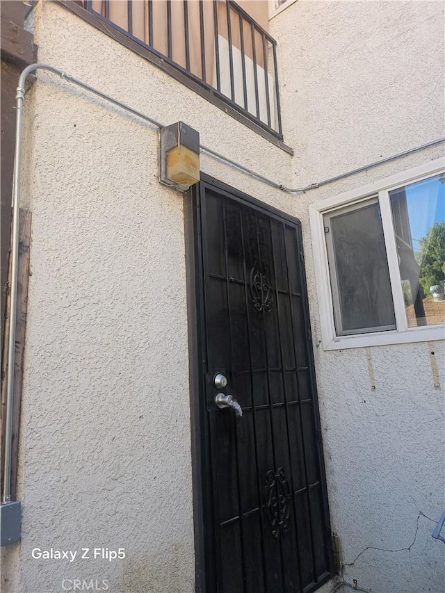 entrance to property with stucco siding