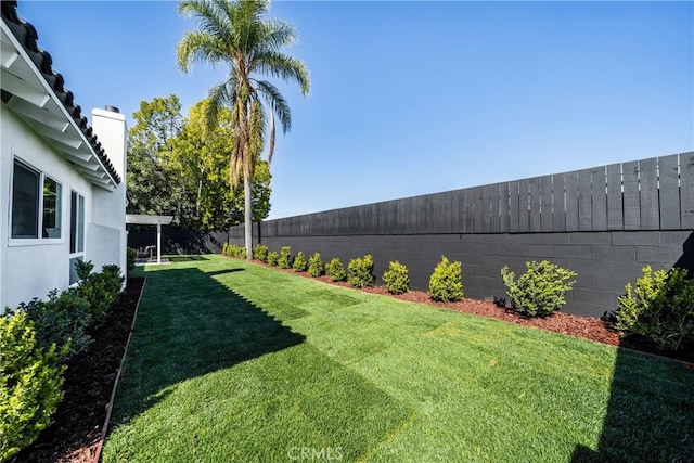 view of yard featuring a fenced backyard