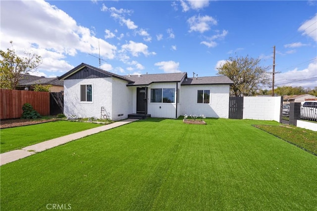 single story home with entry steps, fence, and a front yard