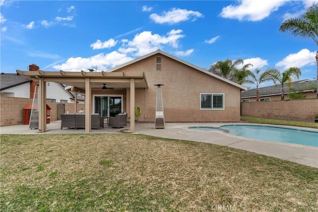 rear view of property featuring stucco siding, a ceiling fan, a fenced backyard, outdoor lounge area, and a patio area