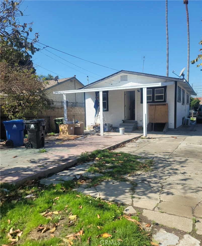 view of front of house featuring entry steps and fence