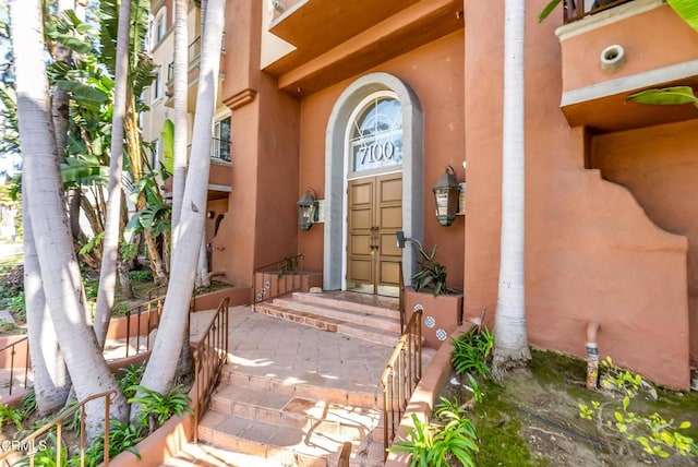 view of exterior entry with stucco siding