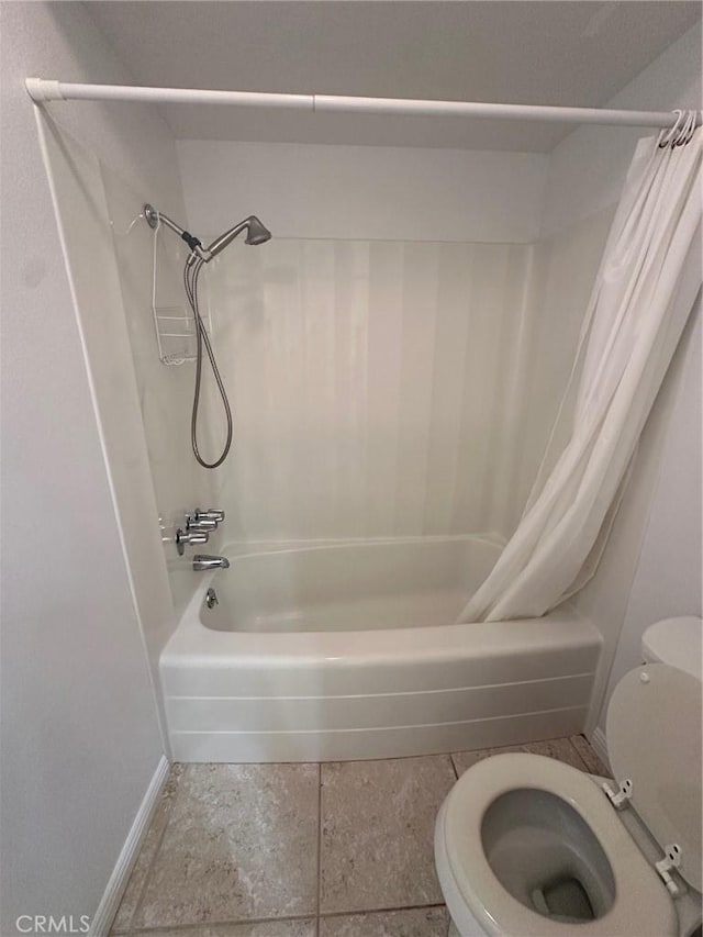 bathroom with toilet, baseboards, and shower / tub combo with curtain