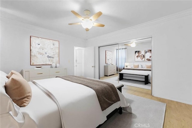 bedroom with crown molding, light wood-style floors, a closet, and ceiling fan