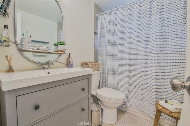 bathroom featuring a shower with shower curtain, vanity, and toilet